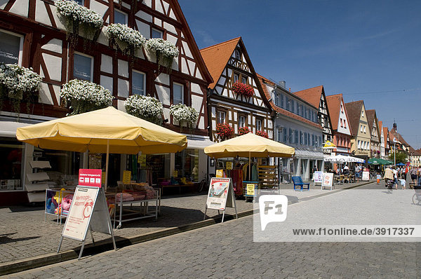 Fachwerkhäuser säumen die Einkaufsstraße Forchheim Fränkische Schweiz Franken Bayern Deutschland Europa