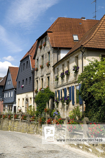 Schiefergedeckte Sandsteinhäuser säumen den Oberen Markt in Thurnau  Fränkische Schweiz  Franken  Bayern  Deutschland  Europa
