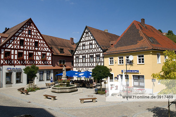 Fachwerkhäuser säumen den Marktplatz von Pottenstein  Naturpark Fränkische Schweiz  Franken  Bayern  Deutschland  Europa