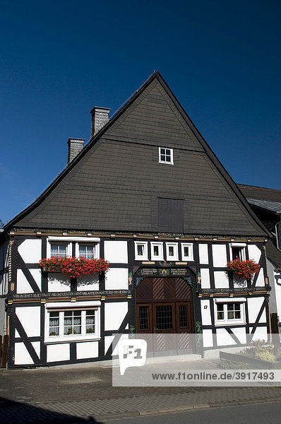Das Fachwerkhaus wird als Hotel genutzt  Eversberg  Meschede  Sauerland  Nordrhein-Westfalen  Deutschland  Europa