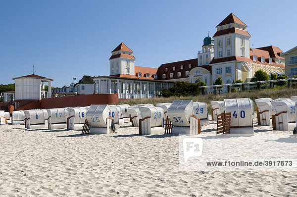 Strandkörbe vor dem Kurhaus im Ostseebad Binz  Insel Rügen  Mecklenburg-Vorpommern  Deutschland  Europa