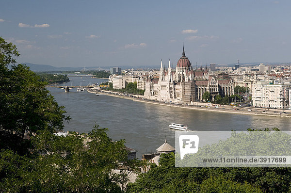 Ausblick vom Burgberg auf das Donauufer mit Parlament  Budapest  Ungarn  Europa