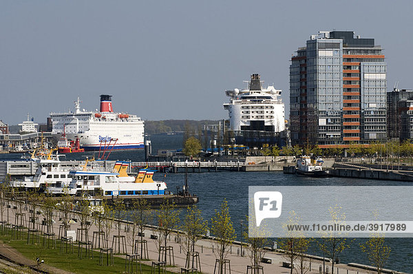 Fährschiffe im Hafen mit Schwedenkai und Norwegenkai  Kiel  Landeshauptstadt  Schleswig-Holstein  Deutschland  Europa