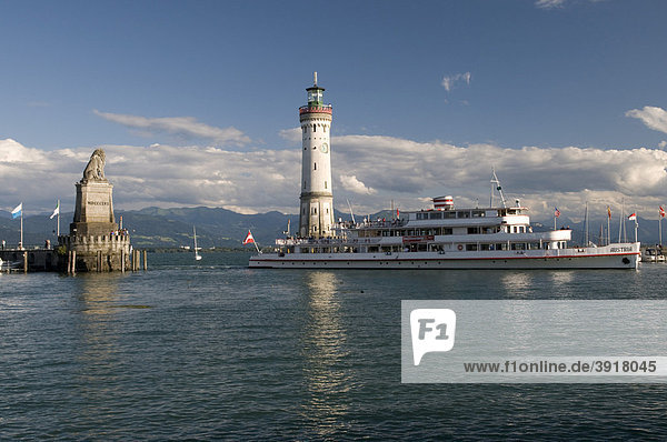 Ausflugsschiff in der Hafeneinfahrt von Lindau  Bodensee  Bayern  Deutschland  Europa