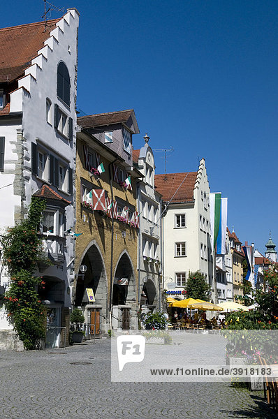 Einkaufsstraße Maximilianstraße in der Altstadt  Lindau  Bodensee  Bayern  Deutschland  Europa