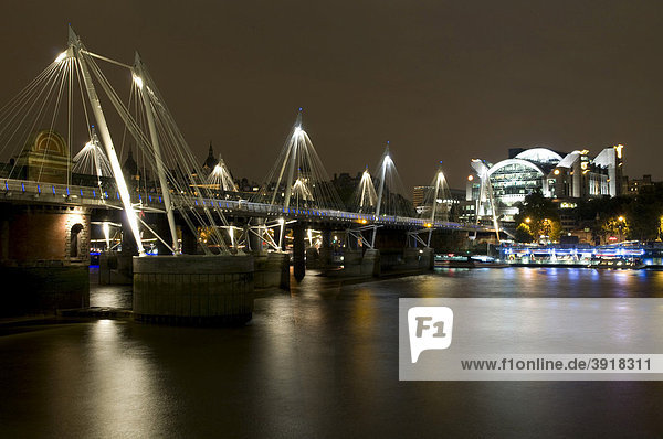 Hungerford Bridge und Bahnhof Charing Cross Station bei Nacht  London  England  Großbritannien  Europa