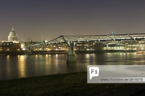 Millennium Bridge über der Themse und St. Paul's Cathedral bei Nacht  London  England  Großbritannien  Europa