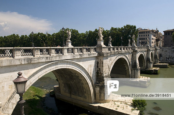 Engelsbrücke über den Tiber  Rom  Italien  Europa