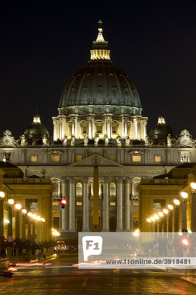 Peterskirche bei Nacht  Rom  Italien  Europa