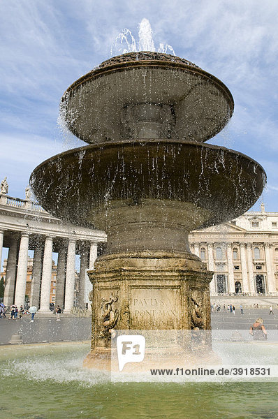 Brunnen am Petersplatz  Basilika San Pietro in Vaticano  Vatikan  Rom  Italien  Europa