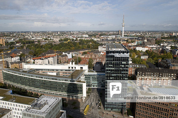 Ausblick vom Turm der St. Michaeliskirche auf die Neustadt mit Fernsehturm und Congresscentrum  Hamburg  Deutschland  Europa