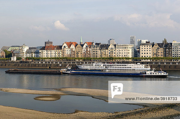 Fahrgastschiff vor dem Rheinufer  Landeshauptstadt Düsseldorf  Nordrhein-Westfalen  Deutschland  Europa
