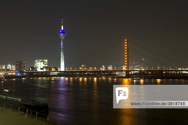 Stadttor  Rheinturm und Rheinkniebrücke bei Nacht  Landeshauptstadt Düsseldorf  Nordrhein-Westfalen  Deutschland  Europa