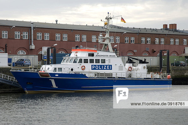 Polizeischiff im Hafen  Cuxhaven  Niedersachsen  Deutschland  Europa