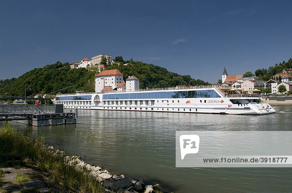 Fahrgastschiff auf der Donau  Veste Niederhaus  Passau  Bayerischer Wald  Bayern  Deutschland  Europa