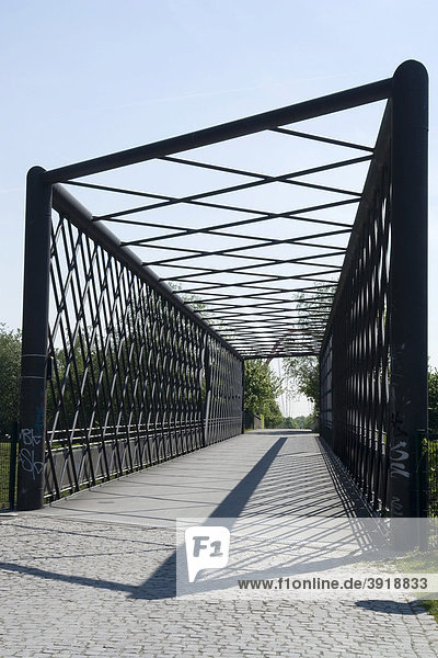 Brücke über der Emscher im Nordsternpark  Route der Industriekultur  Gelsenkirchen  Ruhrgebiet  Nordrhein-Westfalen  Deutschland  Europa