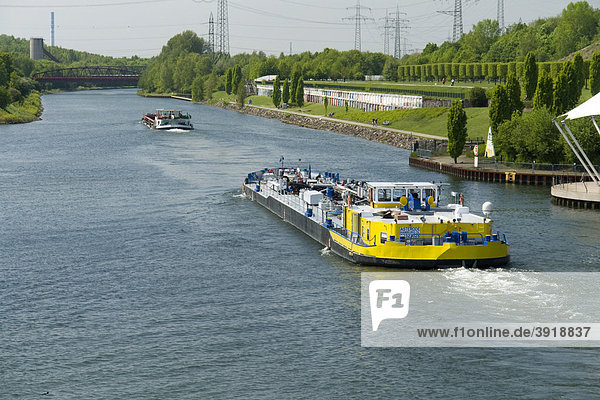 Frachtschiff am Rhein-Herne Kanal  Gelsenkirchen  Ruhrgebiet  Nordrhein-Westfalen  Deutschland  Europa
