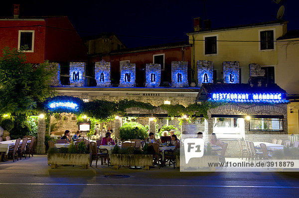 Restaurant in der Altstadt Nachtaufnahme Novigrad Istrien Kroatien Europa