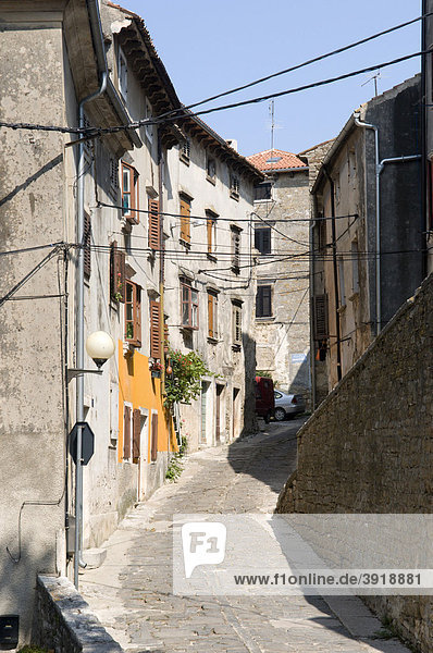 Gasse in der Altstadt von Buje im Mirna-Tal  Istrien  Kroatien  Europa