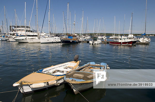 Boote im Hafen  Pula  Istrien  Kroatien  Europa