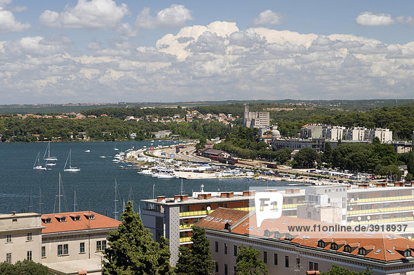 Hafen und Bahnhof  Pula  Istrien  Kroatien  Europa