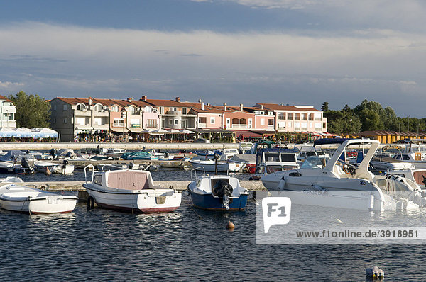Ortsansicht und Hafen  Medulin  Istrien  Kroatien  Europa