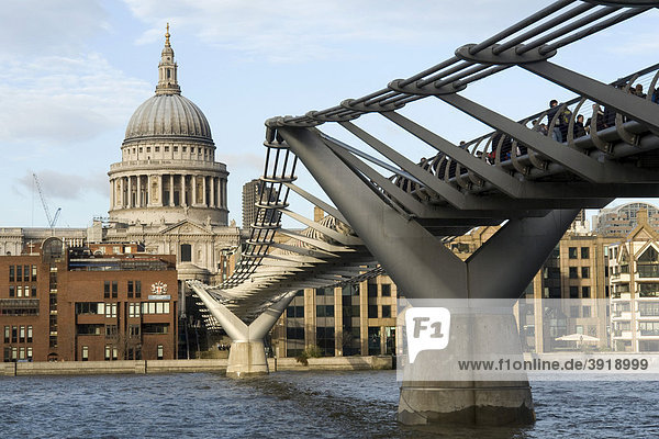 Millennium Bridge und St. Paul's Cathedral  London  England  Großbritannien  Europa
