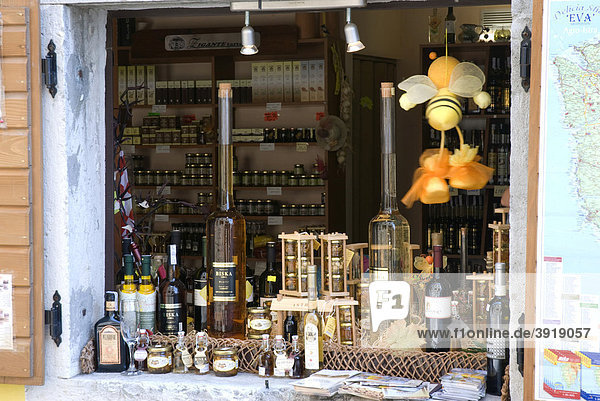 Schaufenster mit Wein und Olivenöl  Bergdorf Motovun  Mirna-Tal  Istrien  Kroatien  Europa
