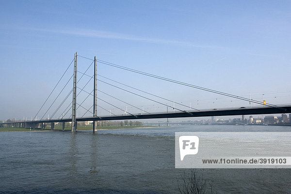 Rheinkniebrücke  Landeshauptstadt Düsseldorf  Nordrhein-Westfalen  Deutschland  Europa