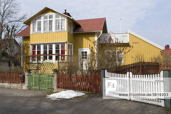 Holzhaus auf der Schäreninsel Vaxholm  Schweden  Skandinavien  Europa Holzhaus