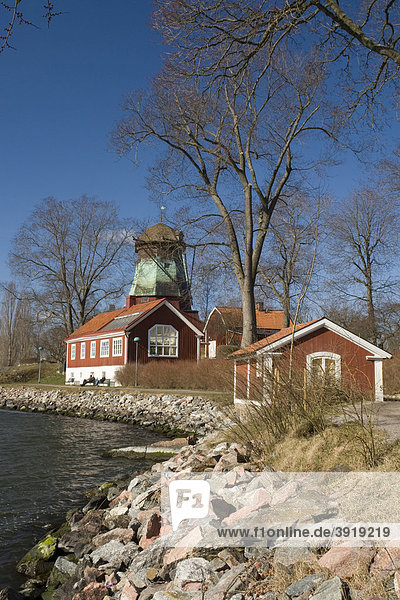 Mühle und Holzhaus an der Küste von Djurgarden am Saltsjön  Stockholm  Schweden  Skandinavien  Europa Holzhaus