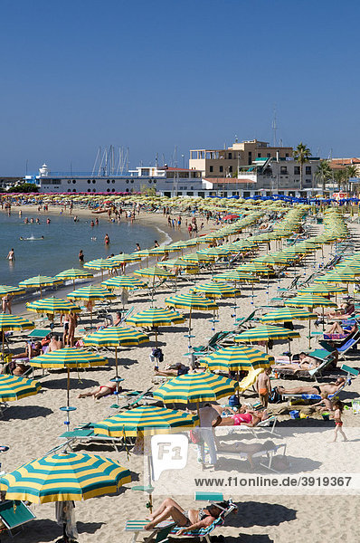 Sonnenschirme und Liegestühle am Strand  San Remo  Riviera  Ligurien  Italien  Europa