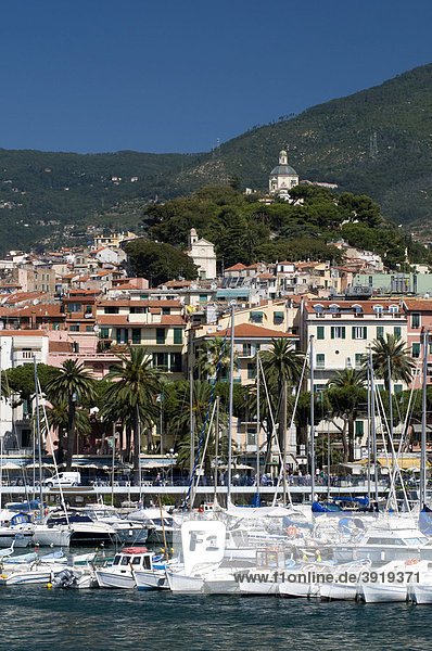 Hafen und Ausblick auf die Altstadt  San Remo  Riviera  Ligurien  Italien  Europa