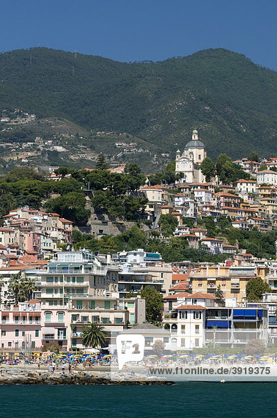Hafen und Ausblick auf die Altstadt  San Remo  Riviera  Ligurien  Italien  Europa