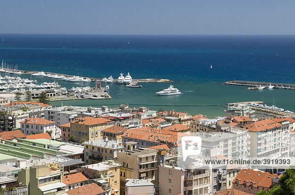 Ausblick auf den Ort und Hafen  San Remo  Riviera  Ligurien  Italien  Europa