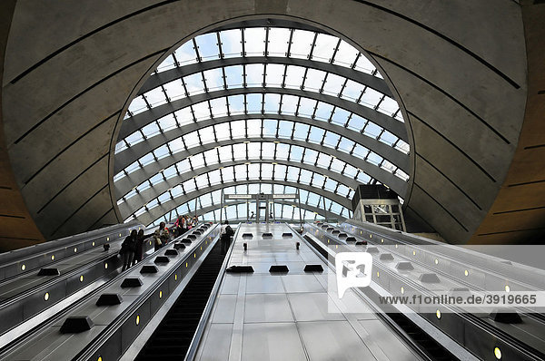 Rolltreppen  Glaskuppel am Ausgang der Canary Wharf U-Bahnstation  Canary Wharf  Docklands  London  England  Großbritannien  Europa