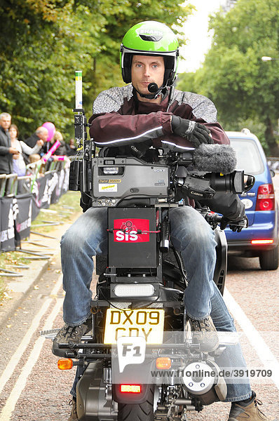 Kameramann auf Motorrad  Adidas Women's 5k Challenge  Hyde Park  London  England  Großbritannien  Europa
