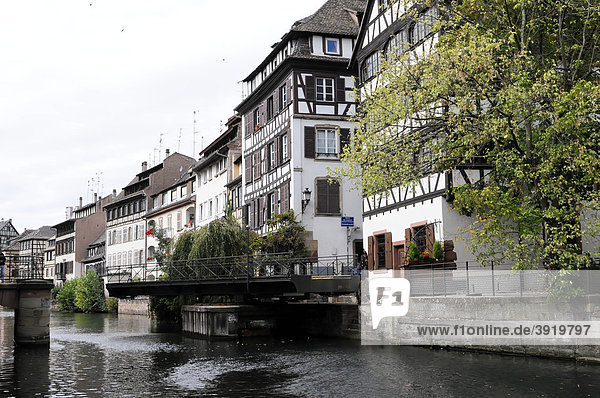Brücke im Altstadtviertel  Bootsfahrt auf der L'ILL  Straßburg  Elsass  Frankreich  Europa