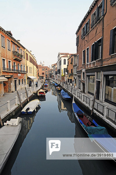 Canal mit Häuserfront im Bereich Zattere  Venedig  Venetien  Italien  Europa