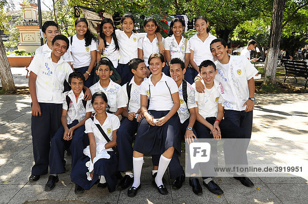 Schüler freuen sich zum Schulende über 2 Monate Ferien  Hemden bemalen  Leon  Nicaragua  Zentralamerika