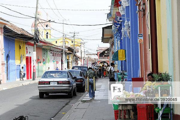 Farbige Häuser  Straße in Granada  Nicaragua  Zentralamerika