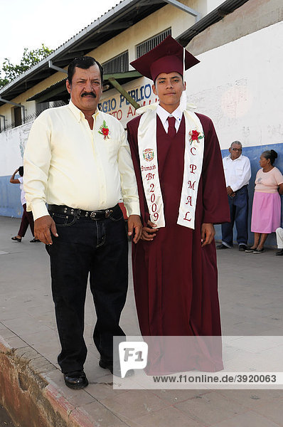 Junger Mann nach bestandenem Abitur  mit seinem Vater  kurz vor der großen Abi-Feier  Leon  Nicaragua  Zentralamerika