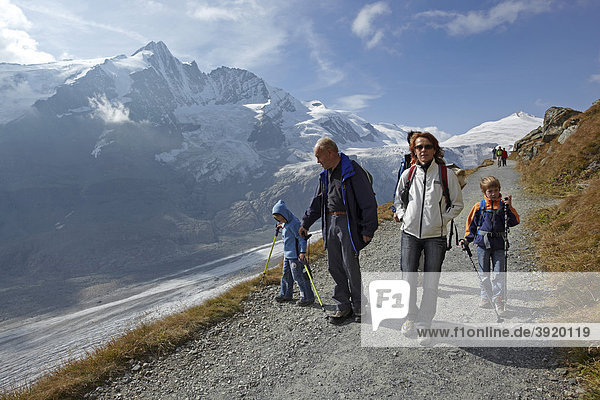 Hiking group in front of Grossglockner Mountain  Gamsgrubenweg trail  Carinthia  Austria  Europe