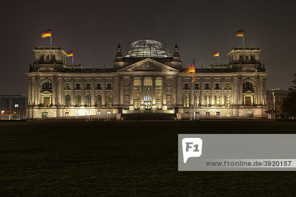 Nachtaufnahme des Reichstages in Berlin  Deutschland  Europa