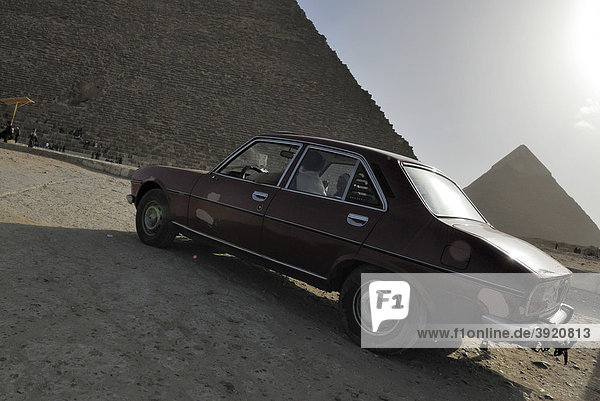 Altes Auto vor der Cheops Pyramide und Chephren Pyramide  Pyramiden von Gizeh  Kairo  Ägypten  Afrika