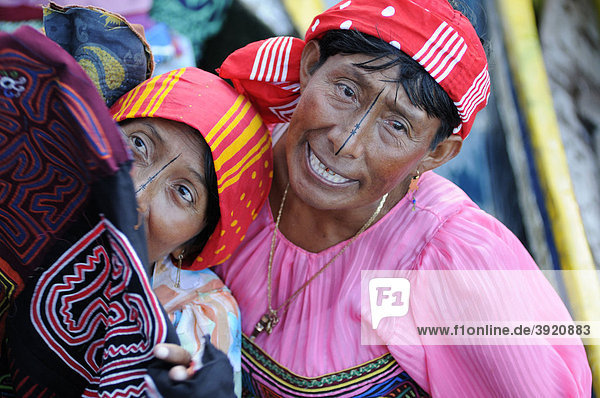 Indian women of the Kuna people  Wichubual·  San Blas Archipelago  Caribbean Sea  Panama  Central America