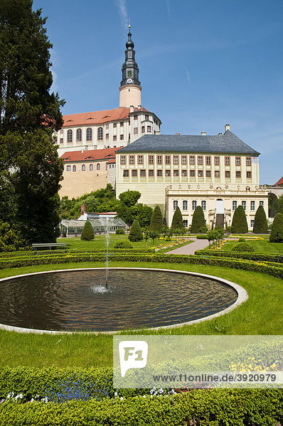 Schloss Weesenstein mit Barockgarten bei Dresden  Sachsen  Deutschland  Europa