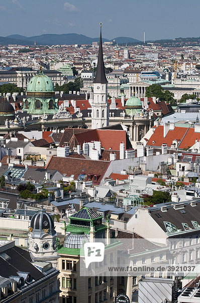 Blick vom Stephansdom auf Stadt mit Hofburg und Parlament  Wien  Österreich  Europa
