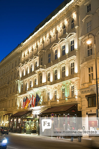 Hotel Sacher bei Dämmerung  Wien  Österreich  Europa