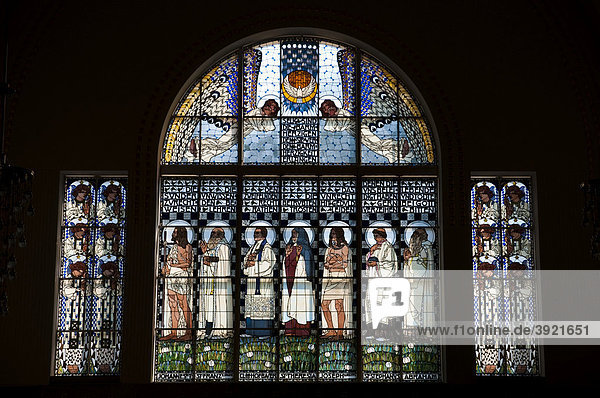 Bunte Glasfenster  Jugendstil-Kirche Am Steinhof von Otto Wagner  Baumgartner Höhe  Wien  Österreich  Europa